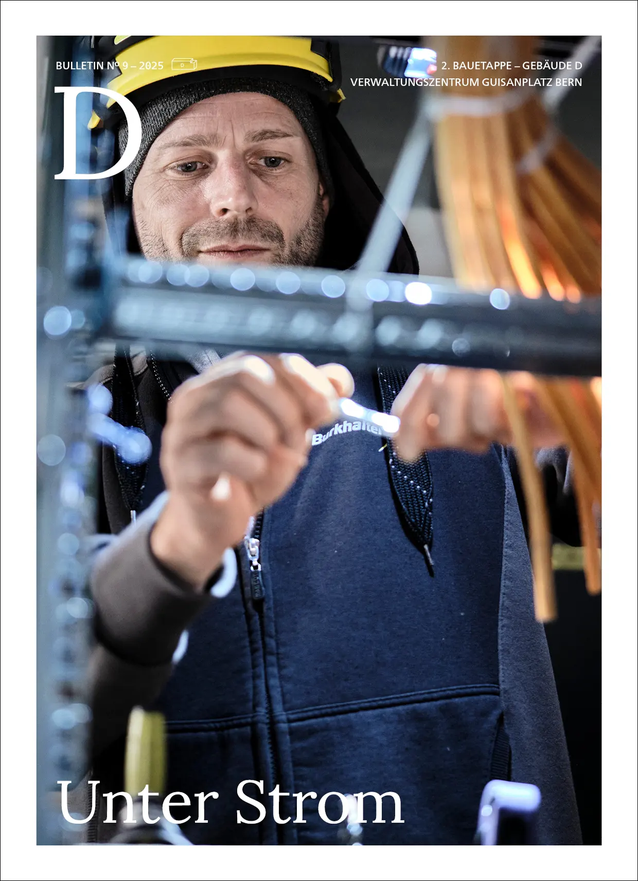 D-Bulletin-Cover 'Unter Strom' zum Verwaltungszentrum Guisanplatz Bern, Elektriker verbindet Kabel an einer Schaltanlage.
