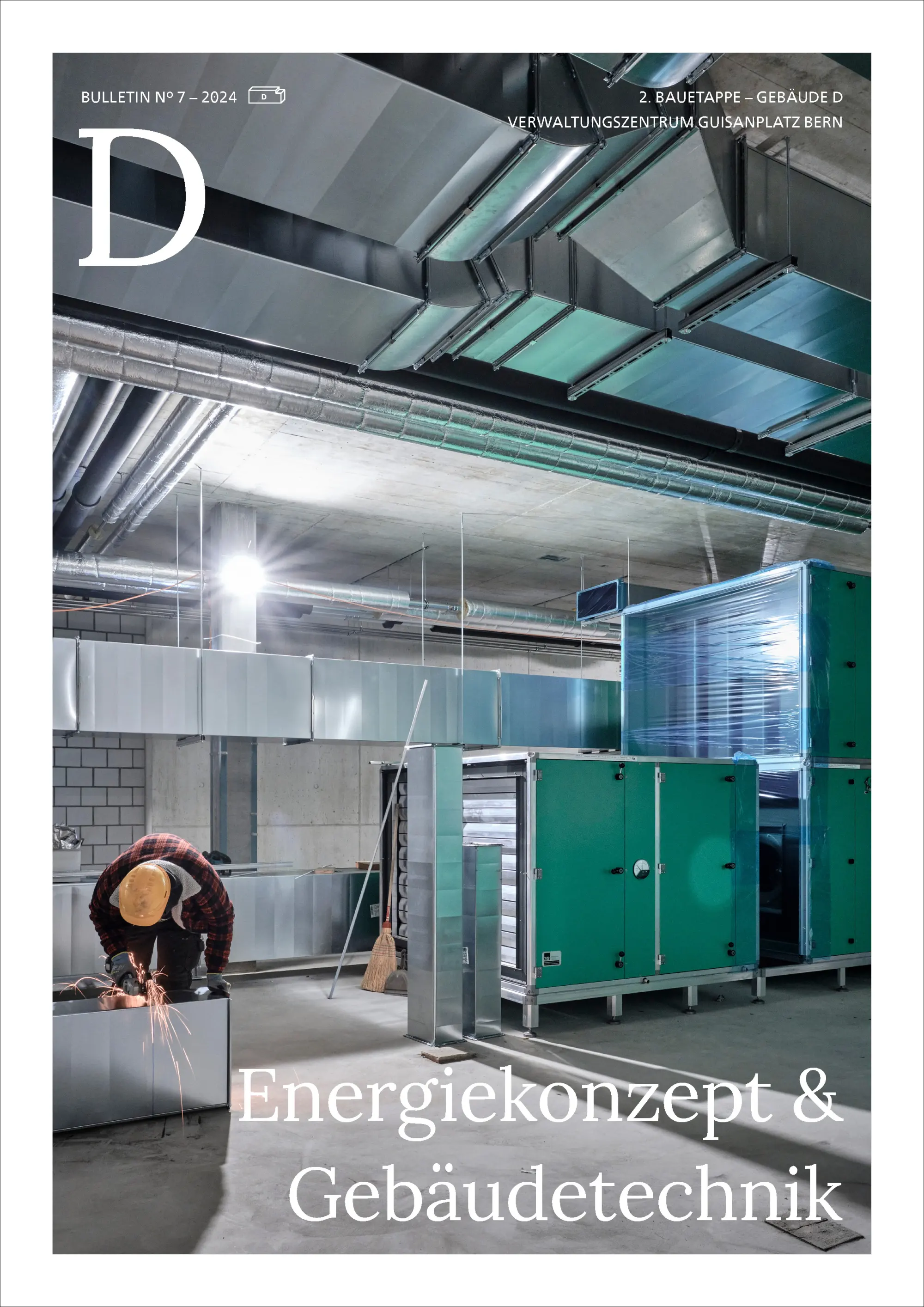 D-Bulletin-Cover 'Energiekonzept & Gebäudetechnik' zum Verwaltungszentrum Guisanplatz Bern, Lüftungsanlagen und Metallkanäle im Technikgeschoss, Arbeiter beim Trennschleifen.