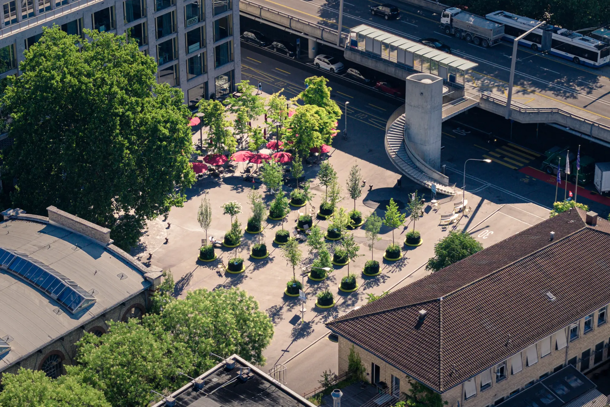 Luftaufnahme des Schiffbauplatzes in Zürich mit mobilen Baumpflanzgefässen und temporärer Begrünung zwischen Bahngleisen und Gebäuden.