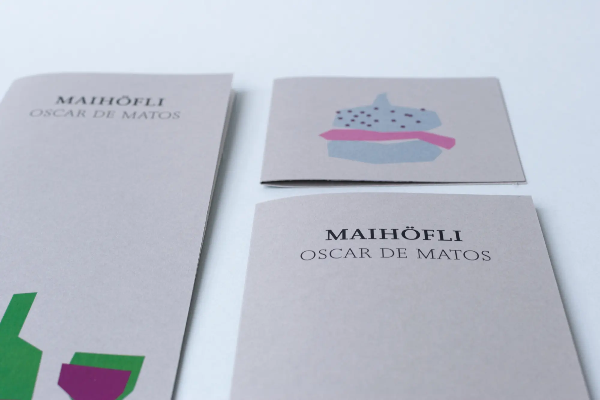 Speisekarten 'Maihöfli' von Oscar de Matos mit illustrativem Corporate Design, Detailansicht der Kartenformate.