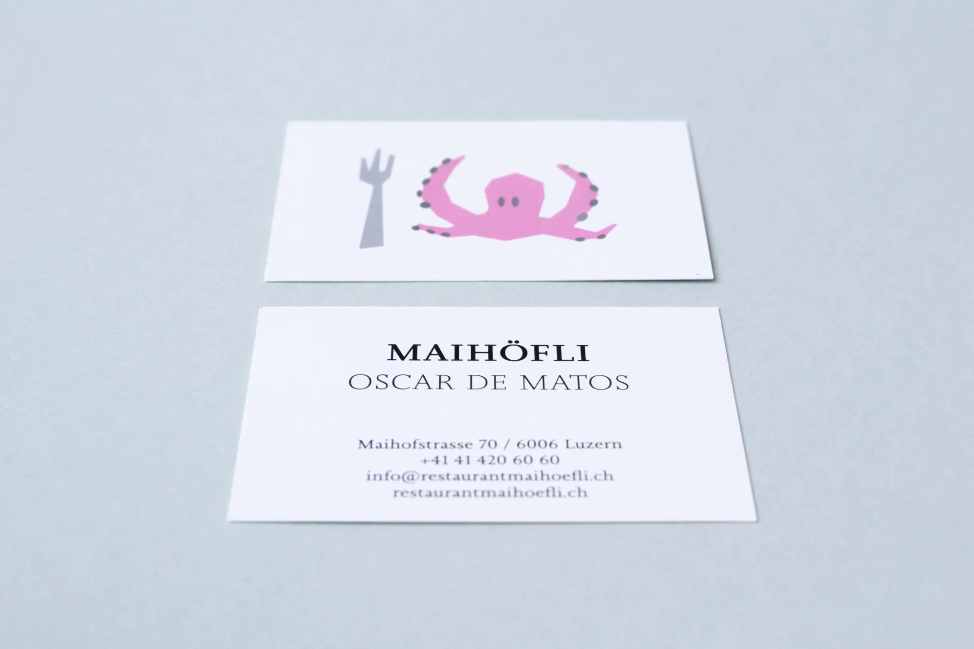Visitenkarte 'Maihöfli' des Restaurants von Oscar de Matos mit illustriertem Oktopus-Motiv und Kontaktangaben.