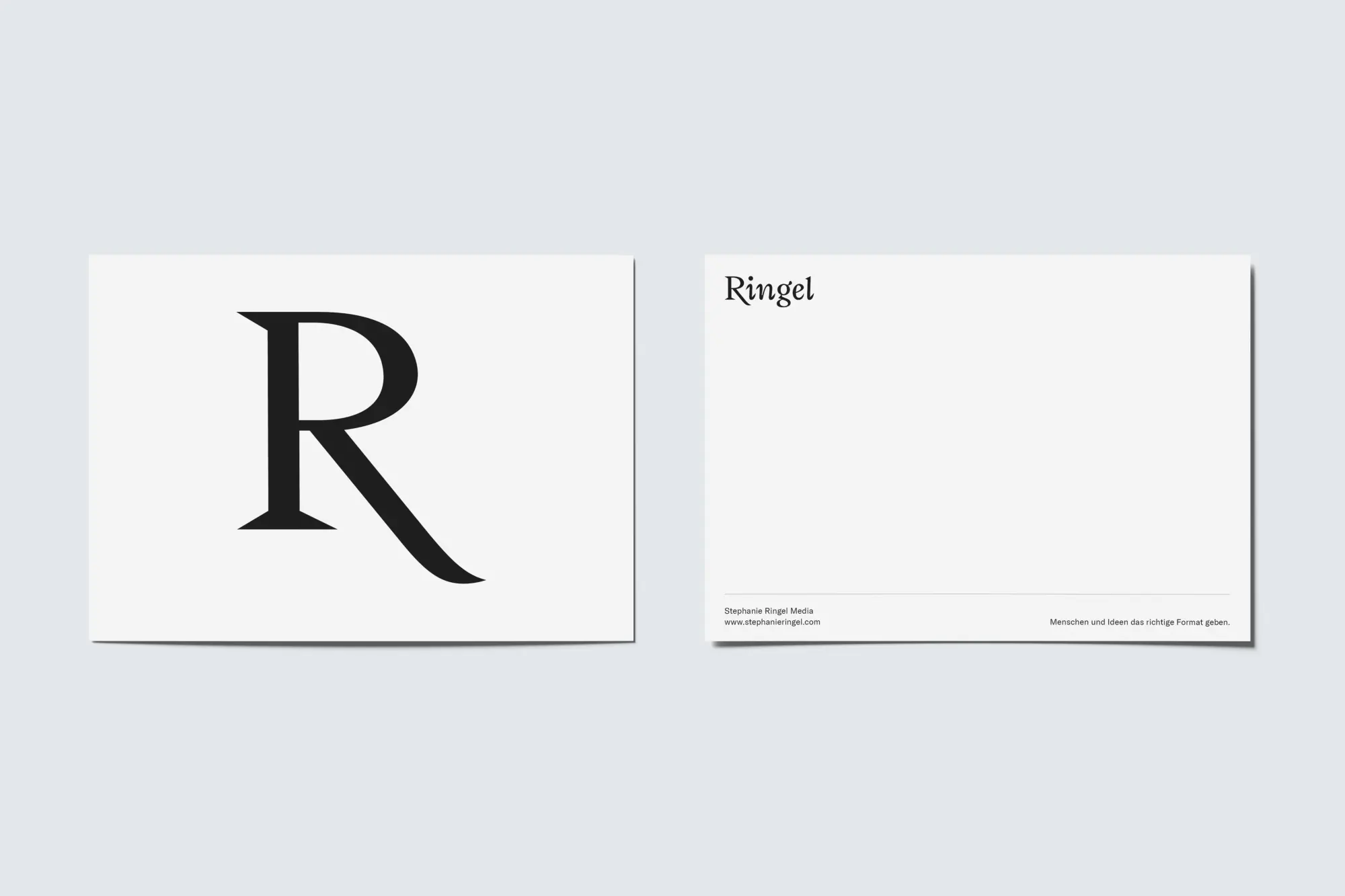 Postkarten von Stephanie Ringel Media mit Bildmarke 'R' auf der Vorderseite und Logo mit Claim auf der Rückseite.