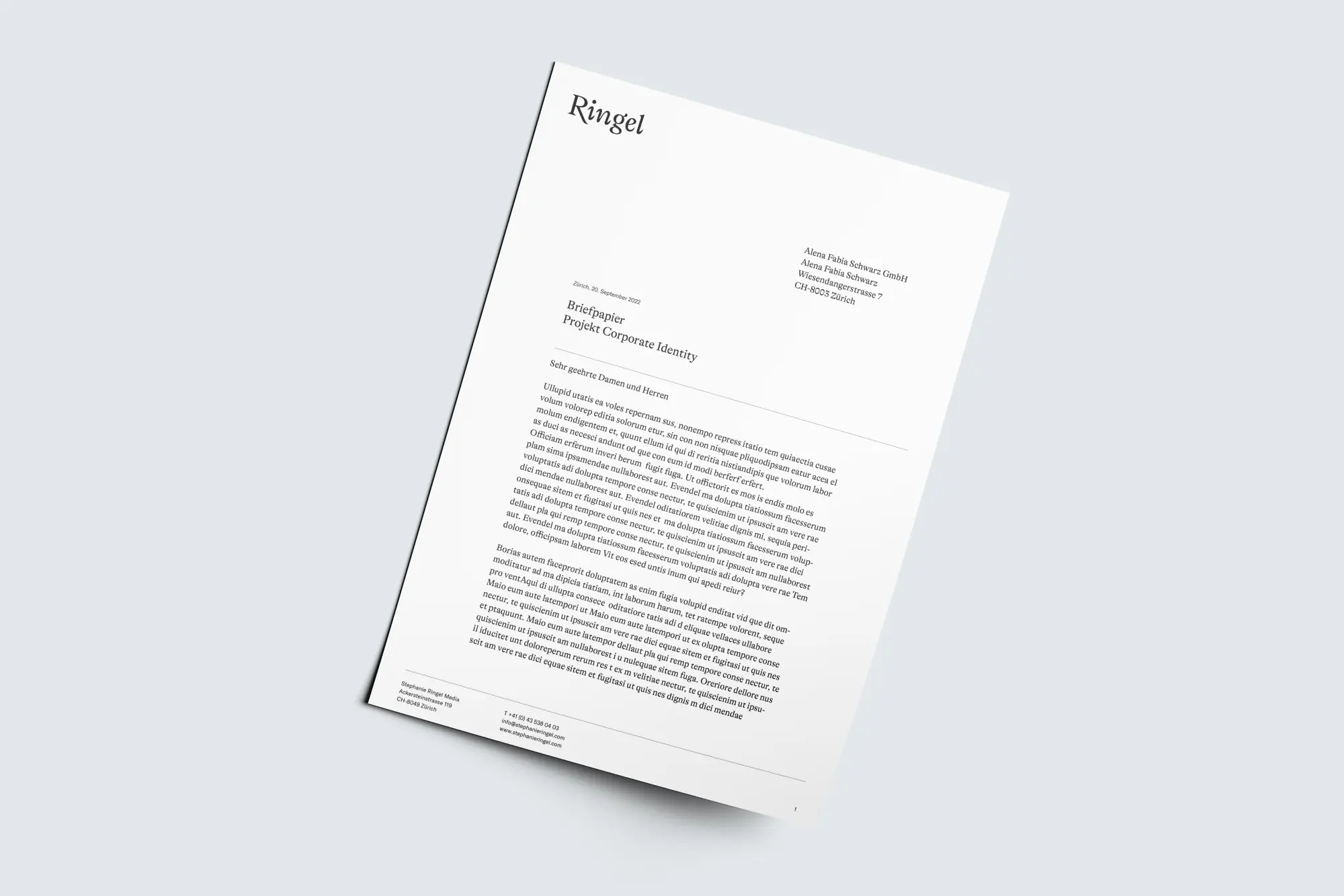 Briefpapier von Stephanie Ringel Media mit Logo, Adresszeile und Fliesstext, im Mockup schräg dargestellt.