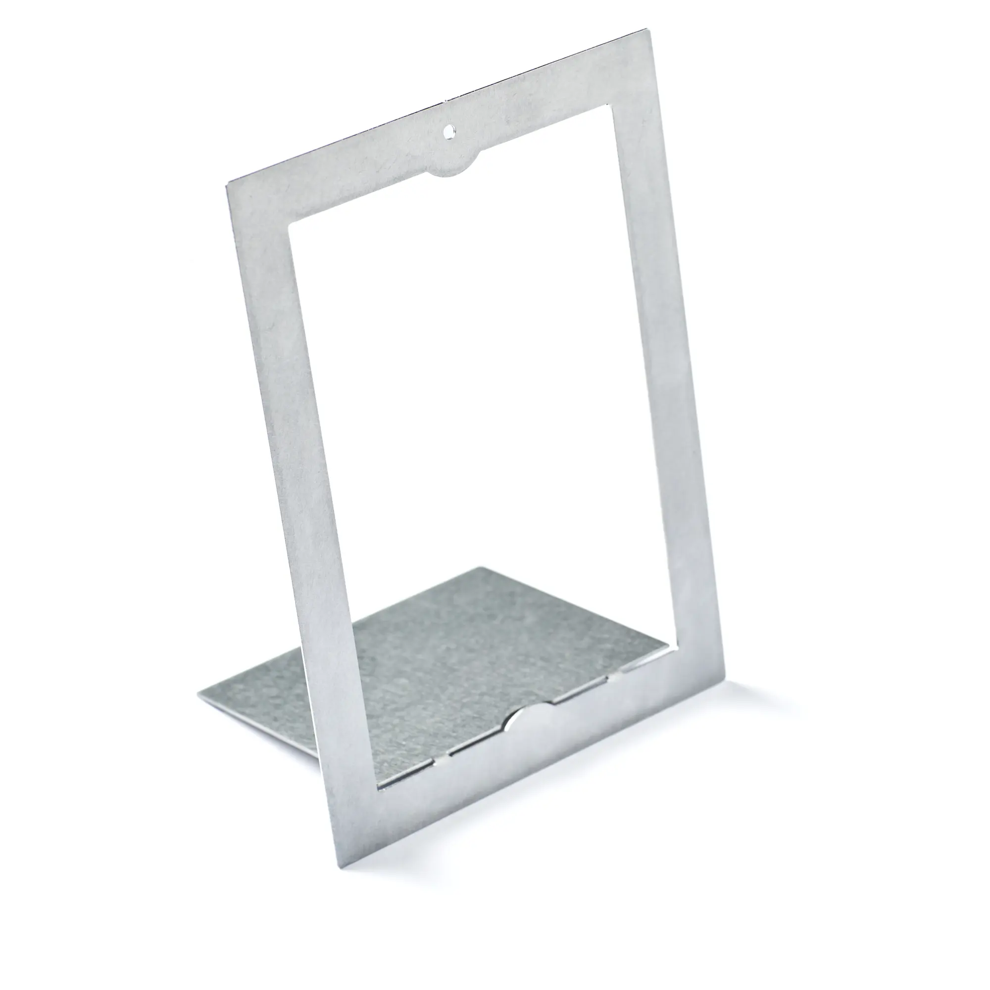 Hochformatiger, leerer Bilderrahmen freistehend aus Metall mit ausgeklapptem Stützfuss.